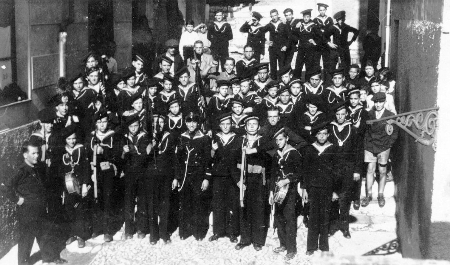 avanguardisti-col-maestro-cadeddu-(1939)
