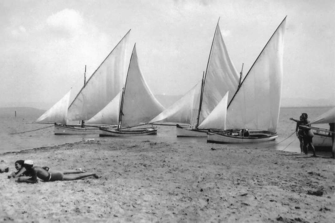Barche a vela in spiaggia