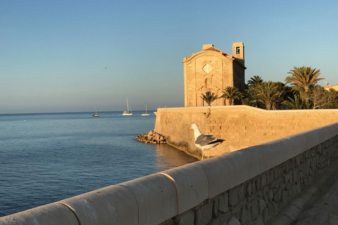Chiesa affacciata sul mare