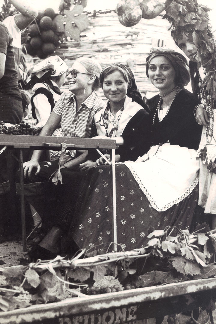 Donne sul carro della festa dell'uva