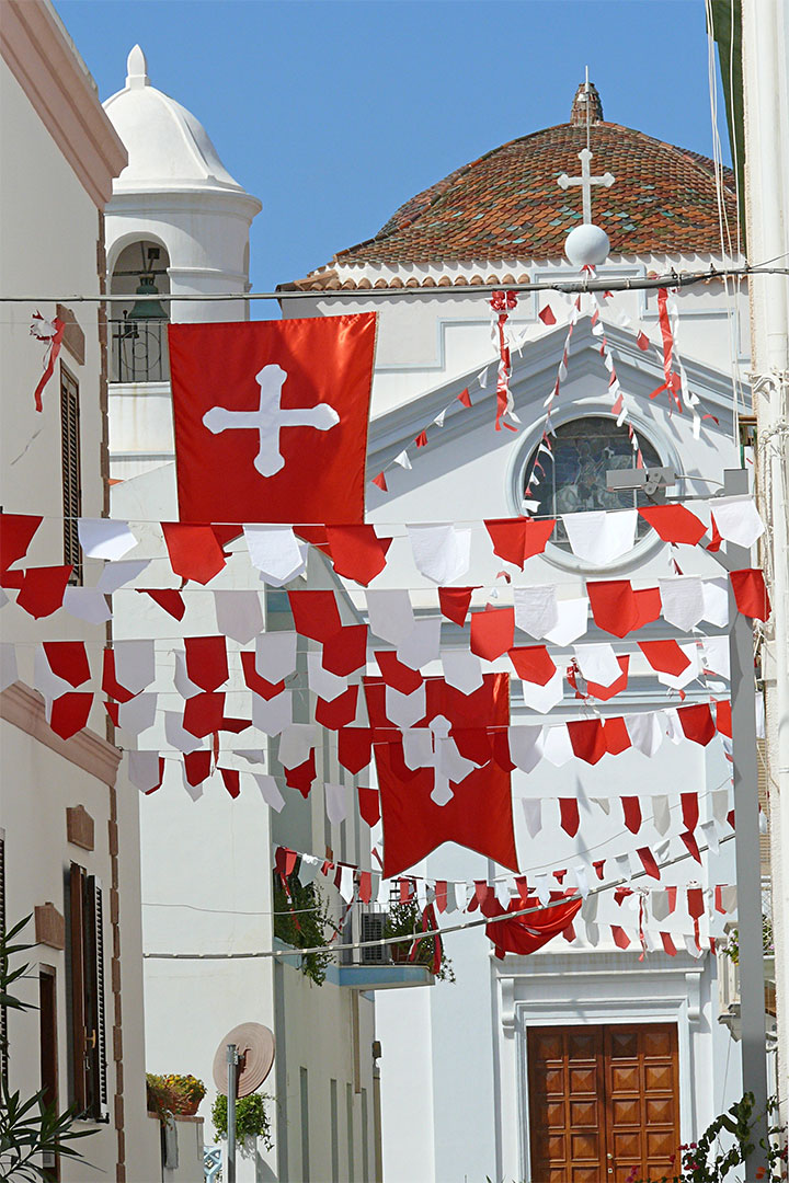 Bandiere appese di fronte alla chiesa