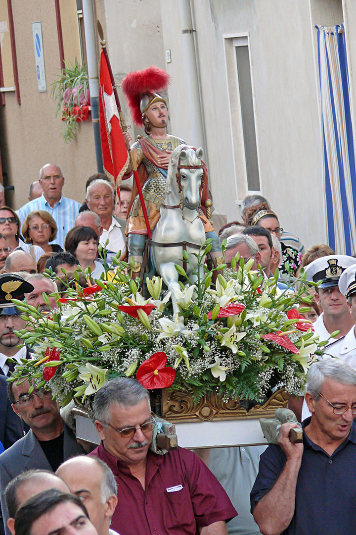 Statua di San Maurizio in processione