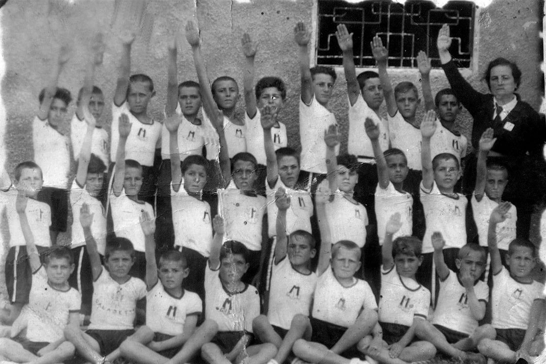 Ragazzi della colonia marina che fanno il saluto fascista