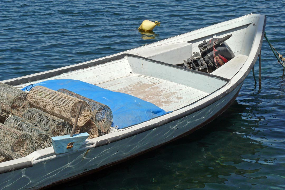 Barca con reti da pesca
