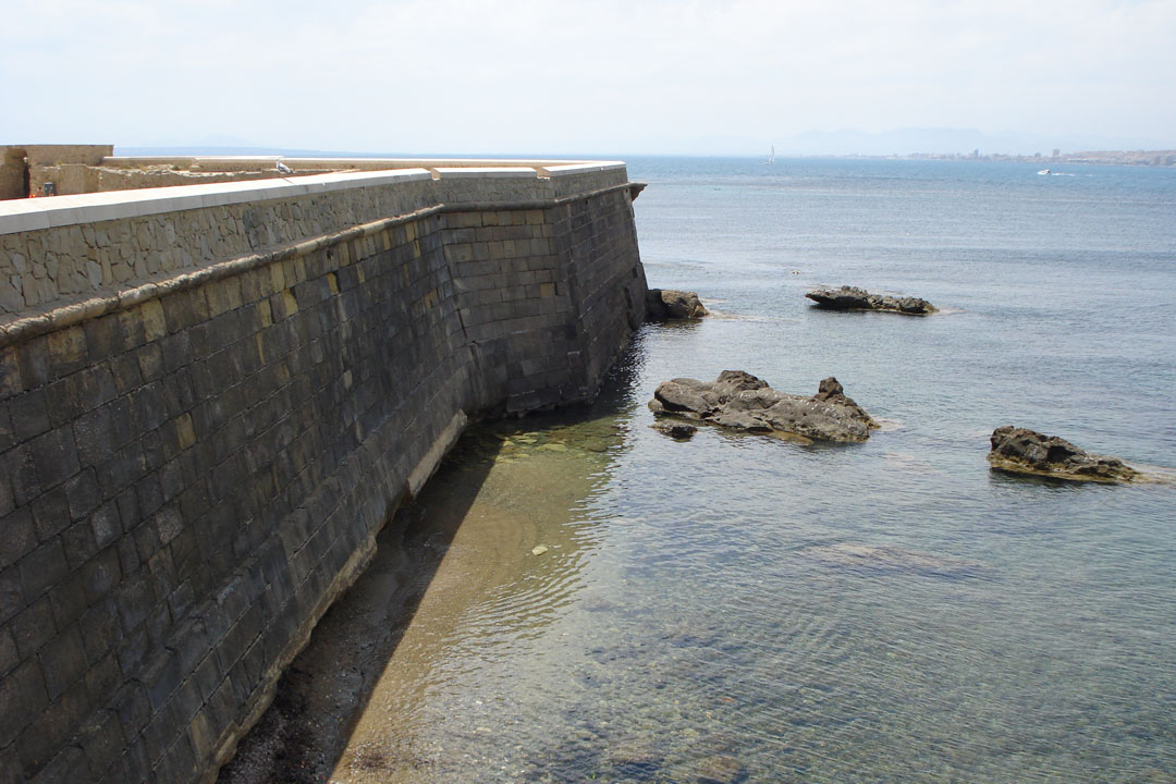 Mura sulla spiaggia di Nueva Tabarca