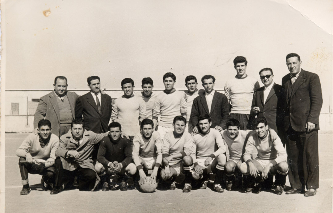 scatto-squadra-nel-campo