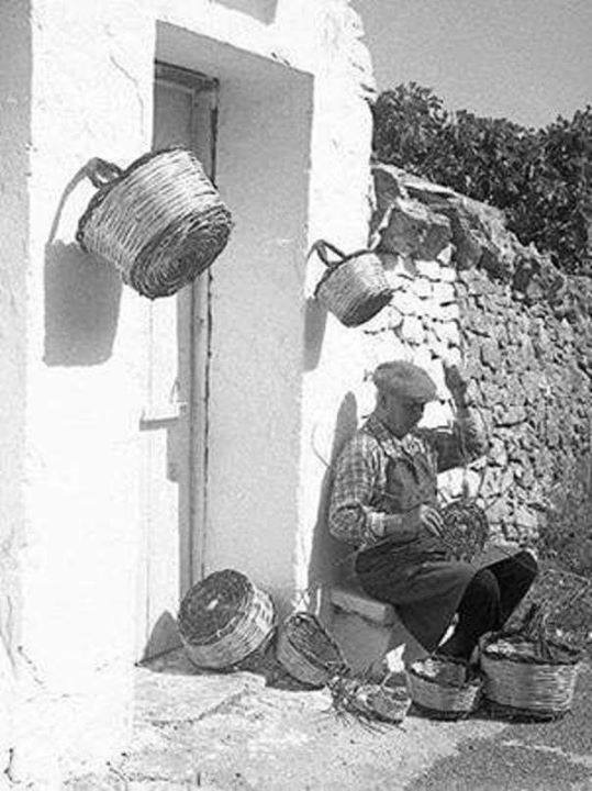 signore-che-realizza-ceste