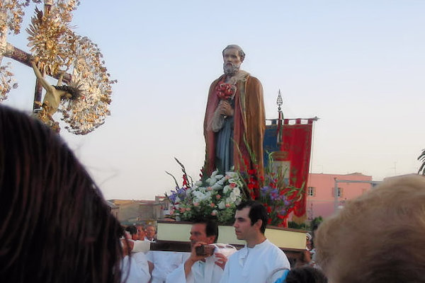 Ràixe - Statua di San Pietro durante la processione