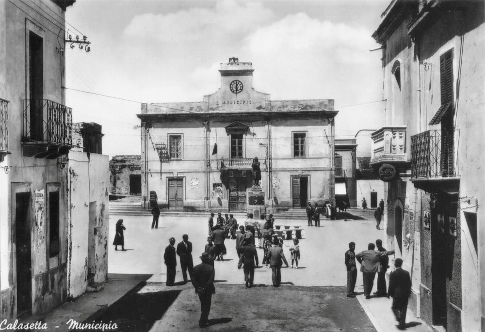 Ràixe - Piazza del Municipio di Calasetta